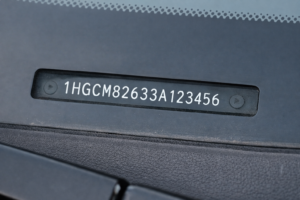 VIN номер на автомобил върху таблото под предното стъкло