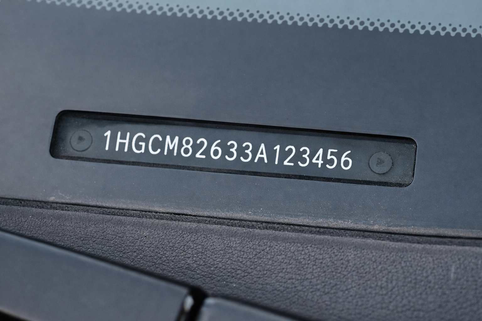 VIN номер на автомобил върху таблото под предното стъкло